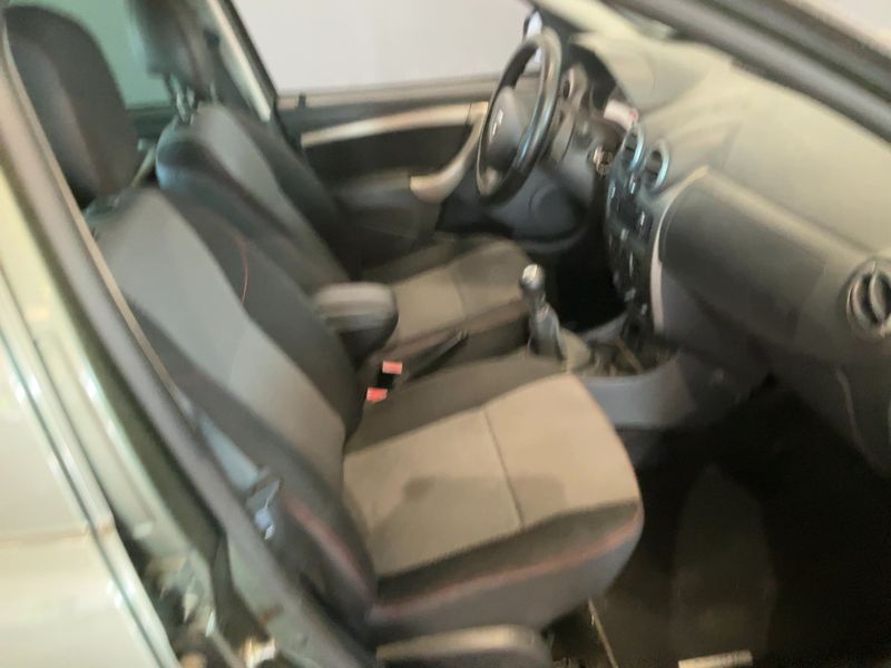 Dacia Duster 1.5 dCi Laureate 4x2 — zdjęcie 11