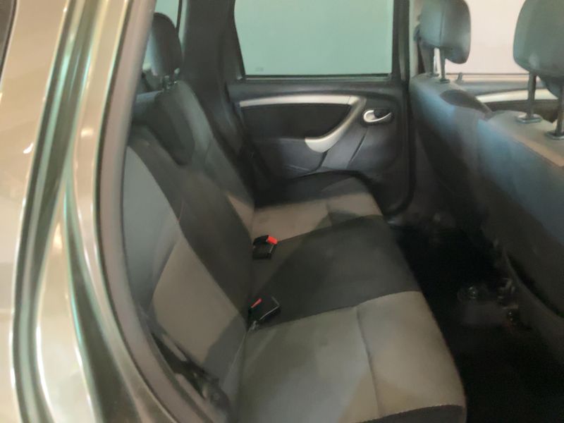 Dacia Duster 1.5 dCi Laureate 4x2 — zdjęcie 14