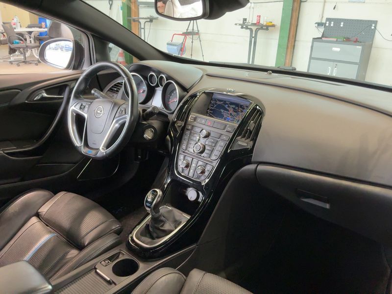 Opel Astra GTC 2.0 Turbo OPC — zdjęcie 12