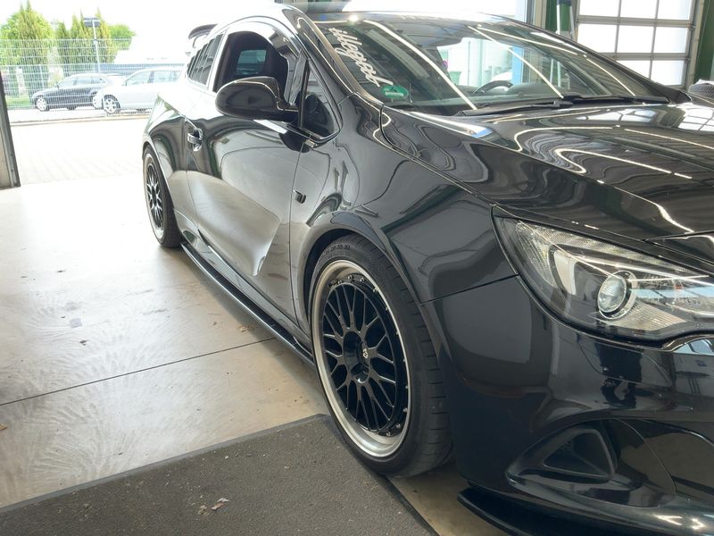 Opel Astra GTC 2.0 Turbo OPC — zdjęcie 8