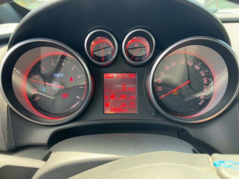 Opel Astra GTC 2.0 Turbo OPC — zdjęcie 13