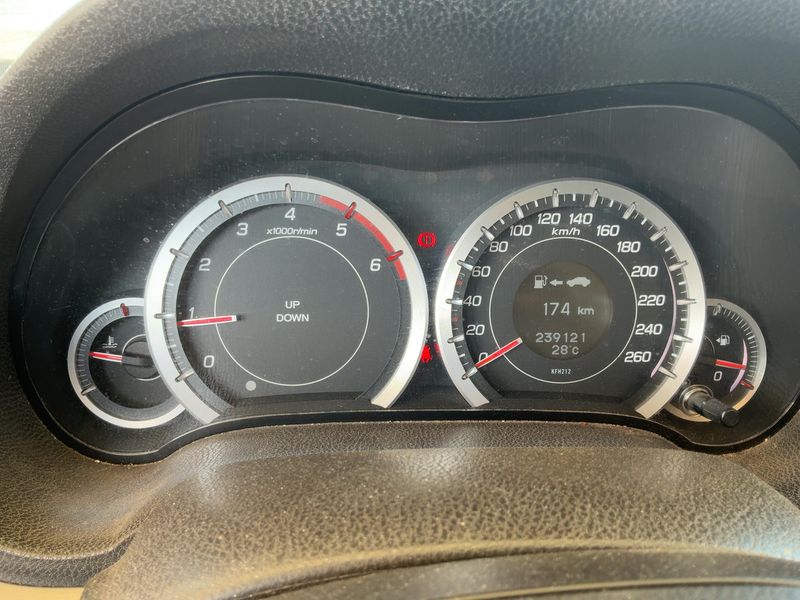 Honda Accord 2.2 DTEC Luxury Innova — zdjęcie 13