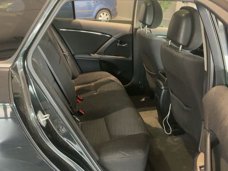 Toyota Avensis 2.0 D-4D Advance — zdjęcie 14
