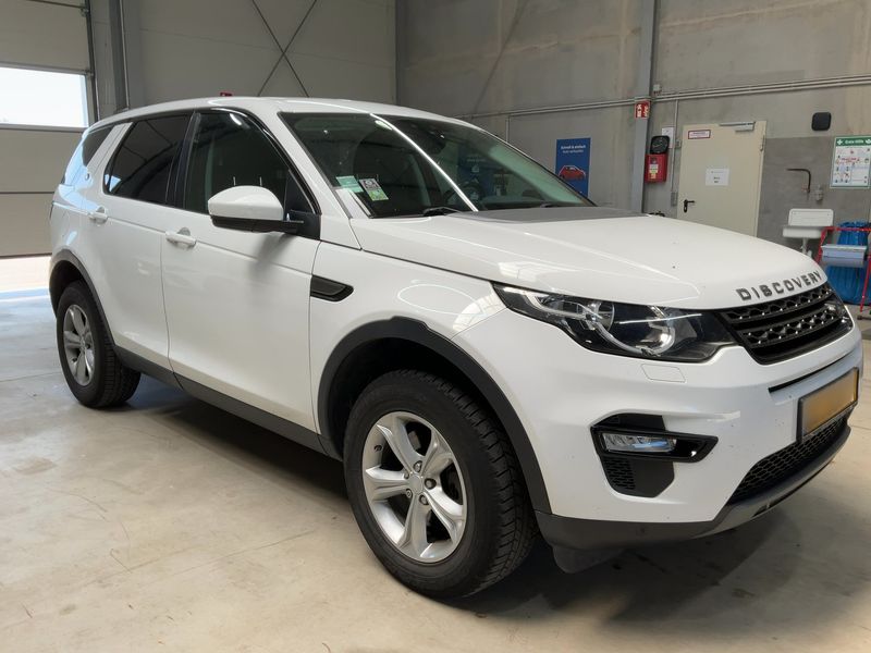 Land Rover Discovery Sport 2.2 Td4 SE AWD — zdjęcie 8