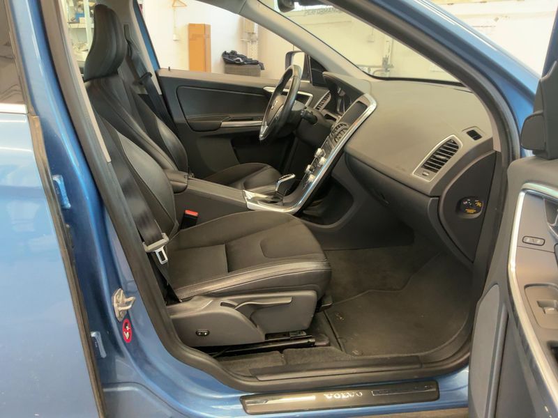 Volvo XC60 2.0 D4 Momentum 2WD 2017 – снимка 17