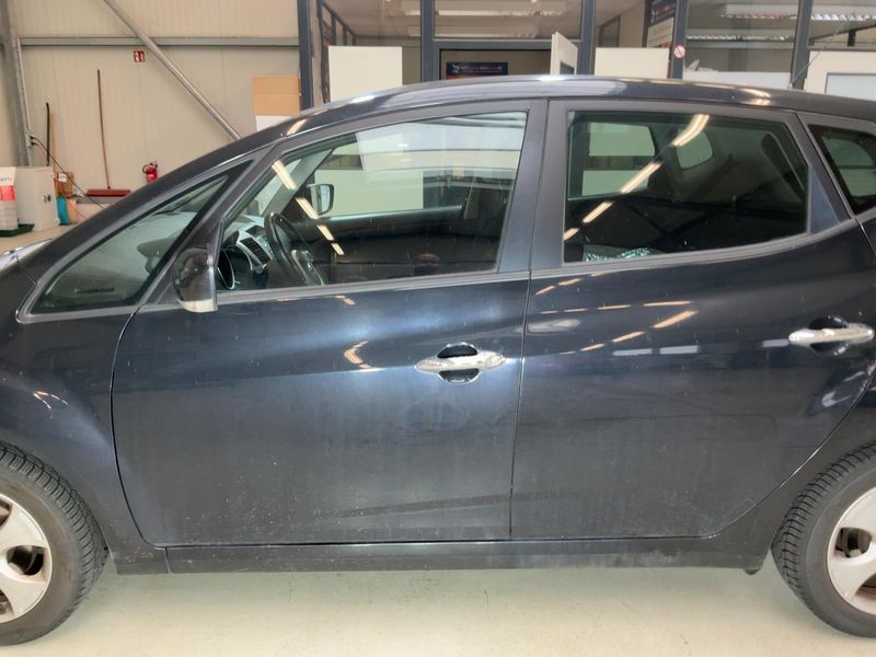 Kia Venga 1.6 FIFA World Cup Edition — zdjęcie 4