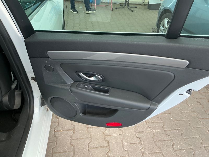Renault Laguna 2.0 dCi GT 2012 – снимка 24