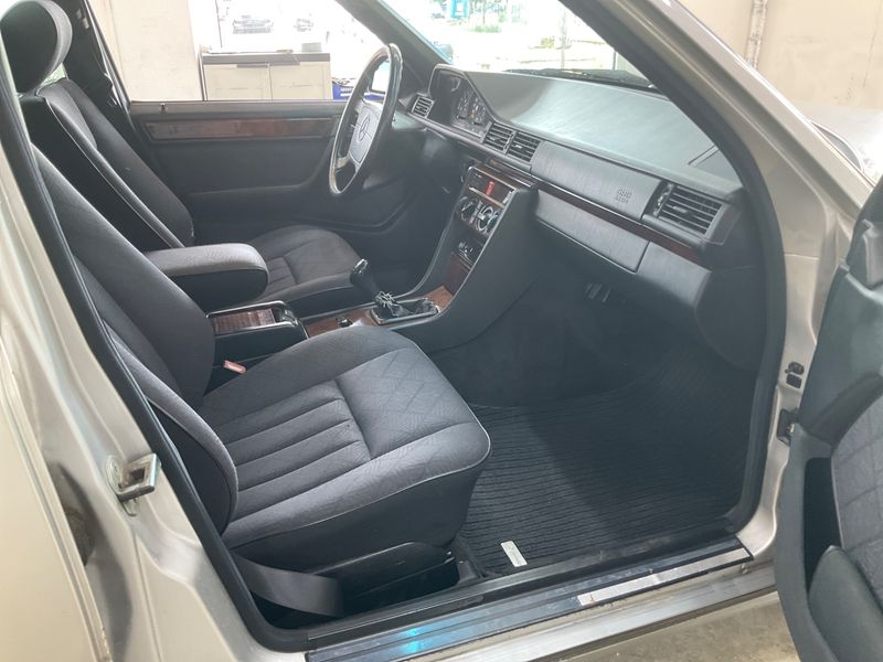 Mercedes-Benz E-Klasse 220 E — zdjęcie 3