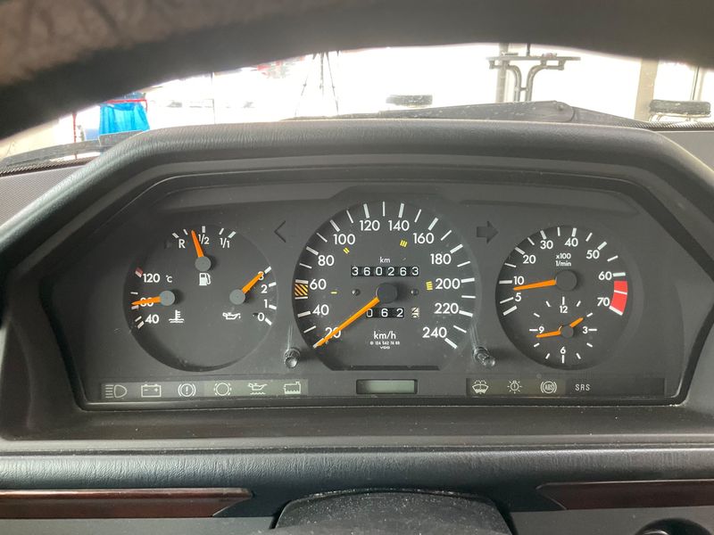 Mercedes-Benz E-Klasse 220 E — zdjęcie 4