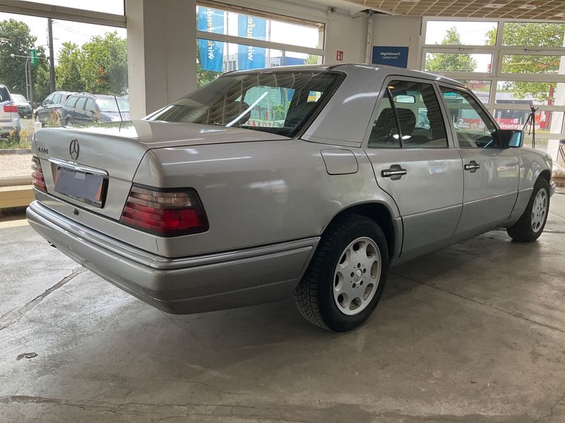 Mercedes-Benz E-Klasse 220 E — zdjęcie 2
