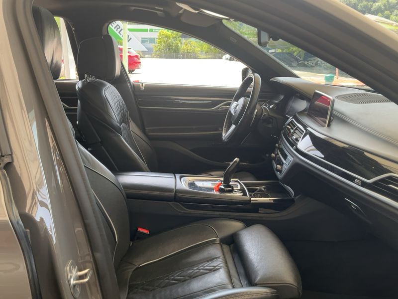 BMW 7er 740d xDrive — zdjęcie 11