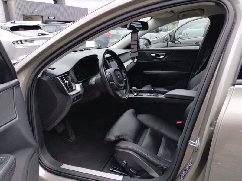 Volvo V60 2.0 B3 Mild-Hybrid Momentum Core — zdjęcie 5