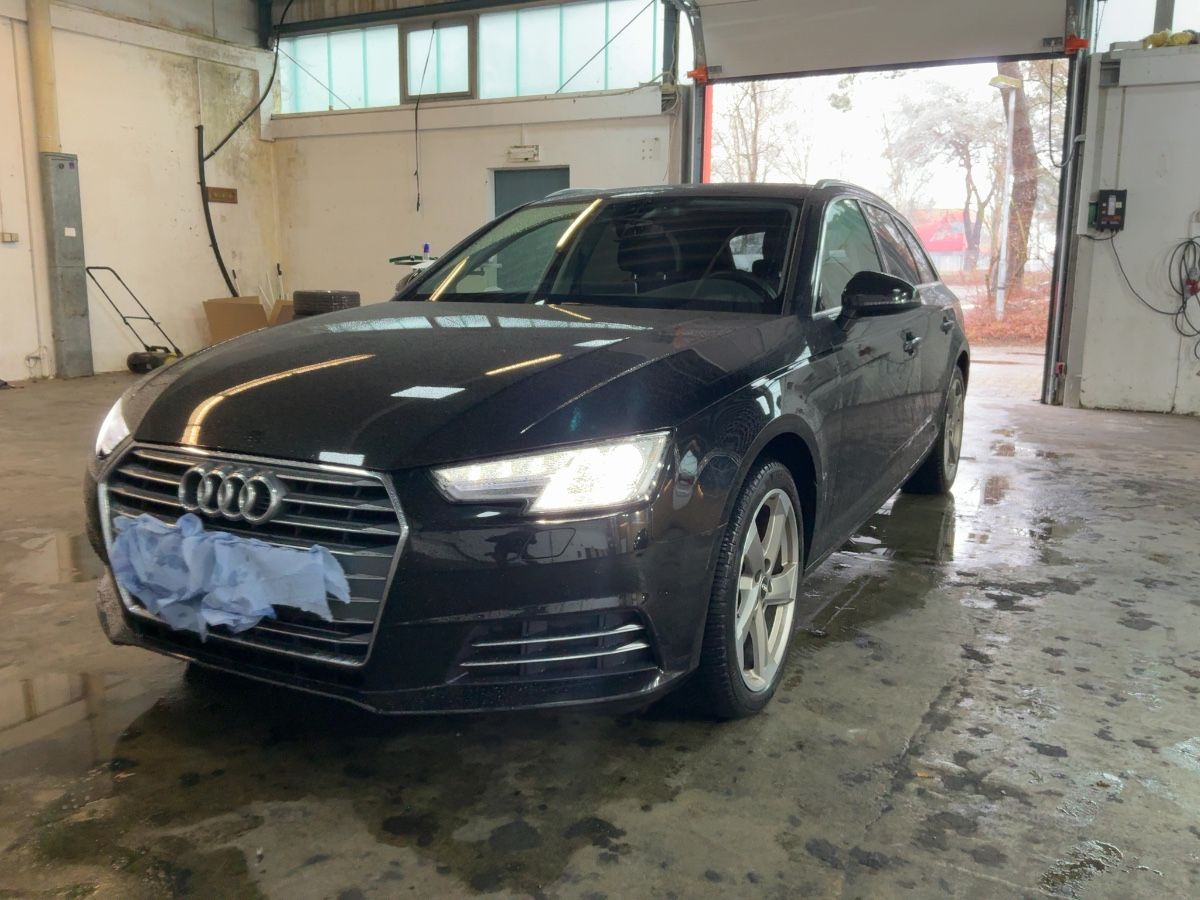 Audi A4 2018 — photo 1