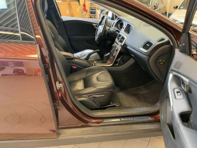 Volvo V40 Cross Country 2.0 T4 Momentum AWD — zdjęcie 11