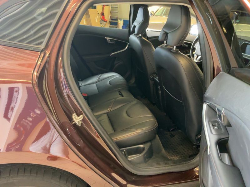 Volvo V40 Cross Country 2.0 T4 Momentum AWD — zdjęcie 14