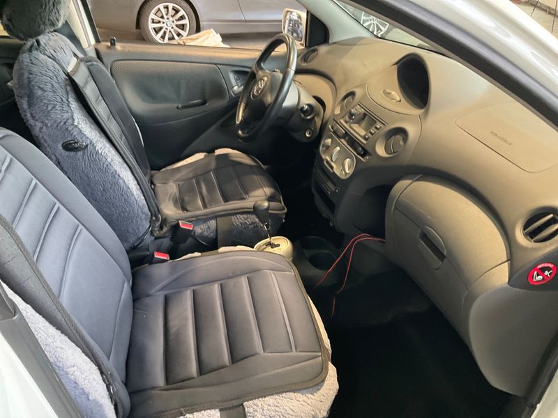 Toyota Yaris 1.0 VVT-i C — zdjęcie 3