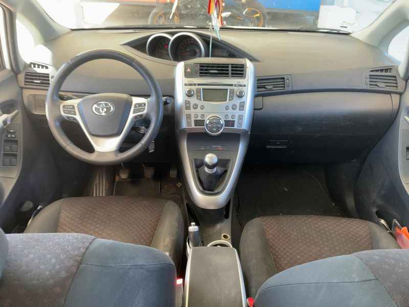 Toyota Verso 2.0 D-4D Advance 2011 – снимка 17
