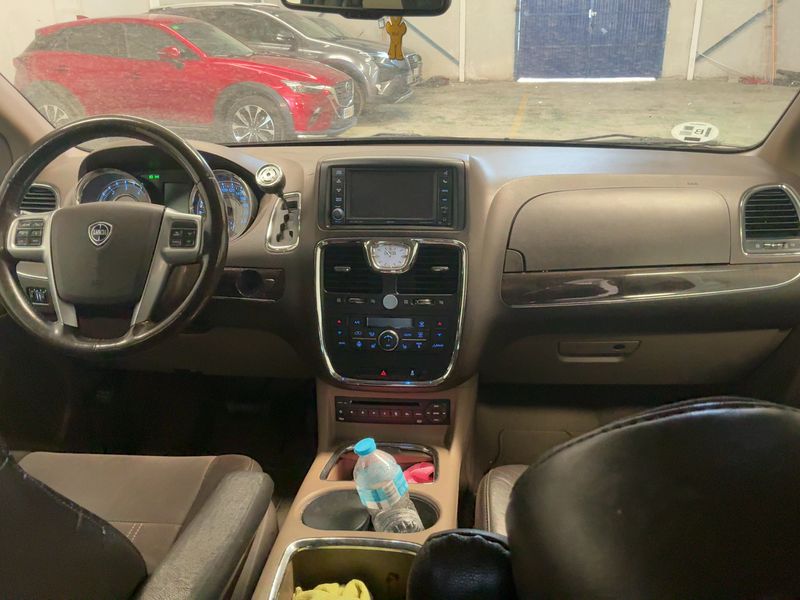 Lancia Voyager 2.8 JTDM Platinum — zdjęcie 12