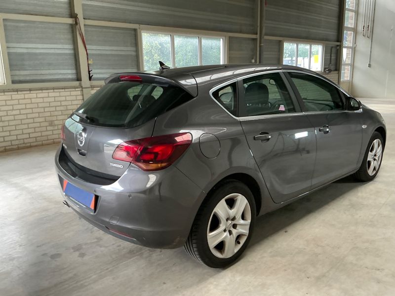 Opel Astra 1.4 Turbo Innovation 2010 – снимка 2
