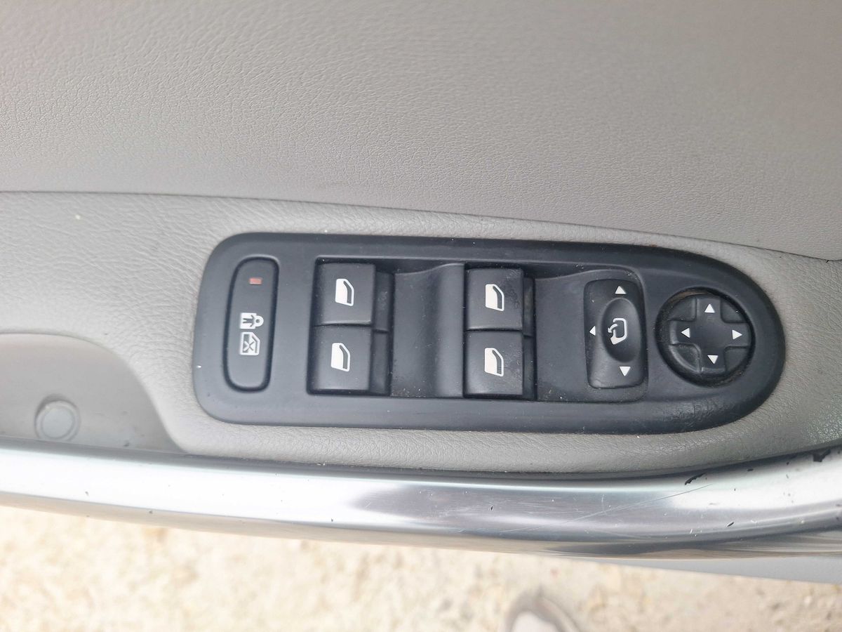Peugeot 308 2012 — photo 28