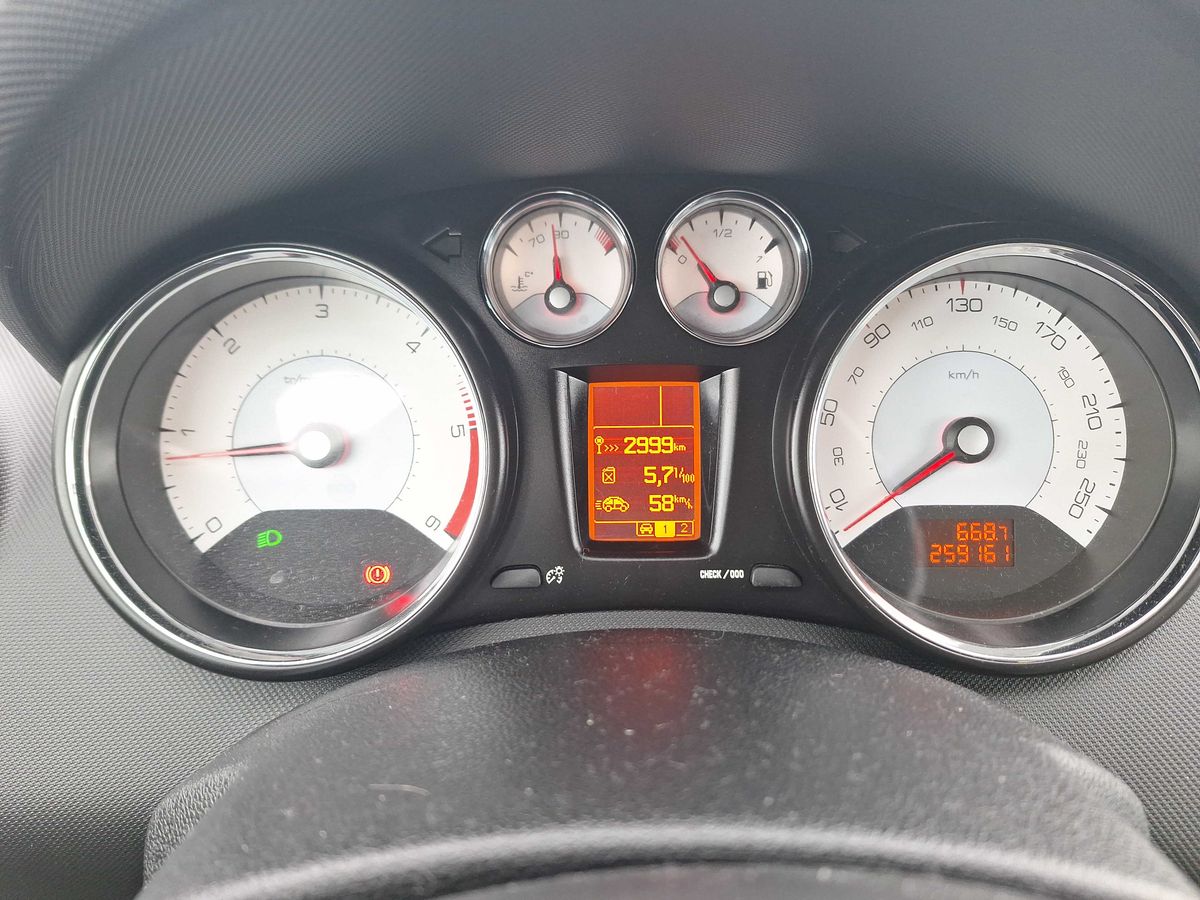 Peugeot 308 2012 — photo 13