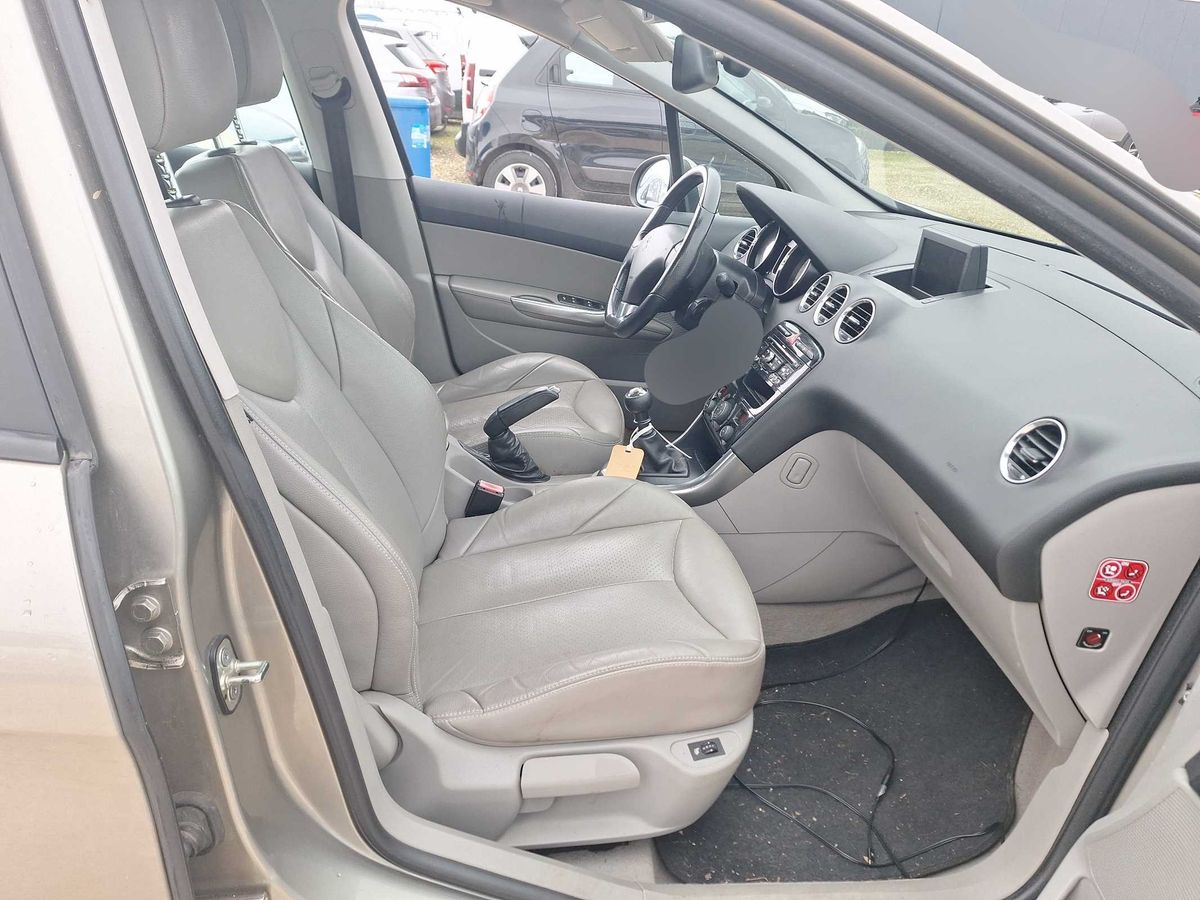 Peugeot 308 2012 — photo 11