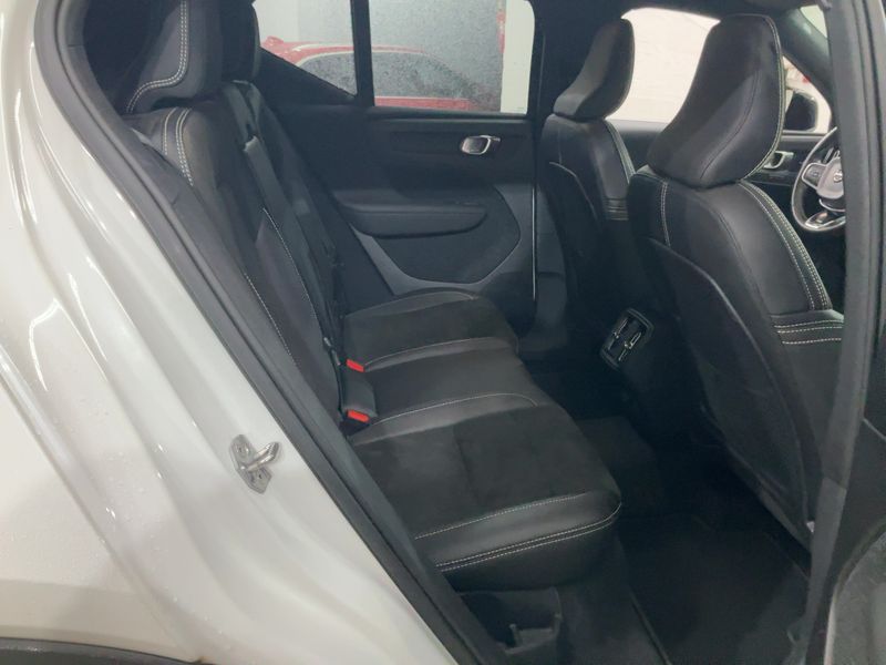 Volvo XC40 2.0 T4 R-Design AWD — zdjęcie 14