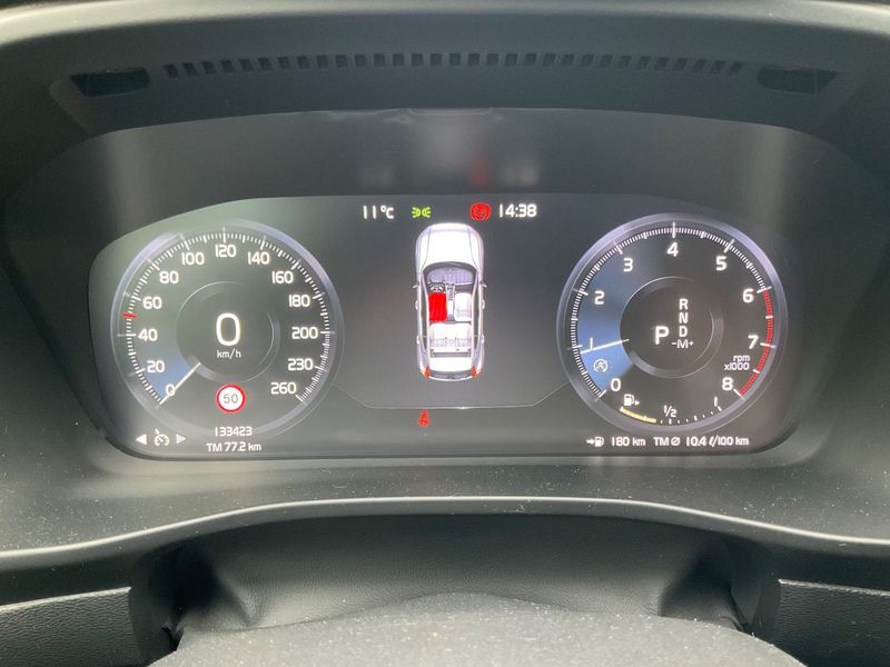 Volvo XC40 2.0 T4 R-Design AWD — zdjęcie 13