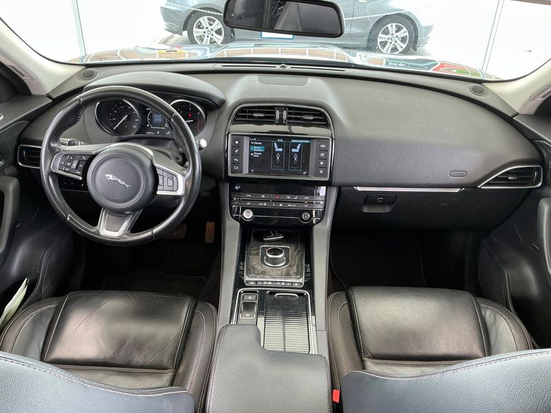 Jaguar F-Pace 20d Prestige AWD — zdjęcie 12