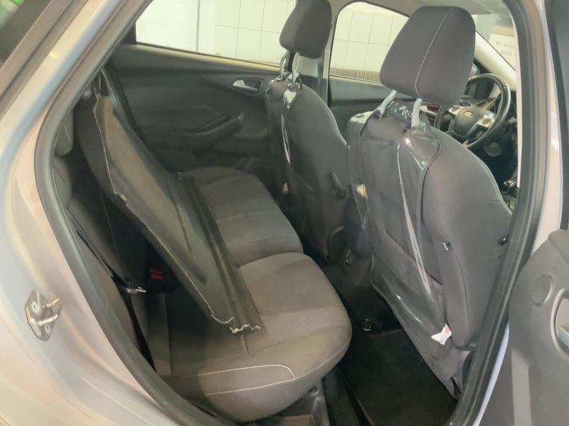 Ford Focus 1.6 Ti-VCT Titanium — zdjęcie 14