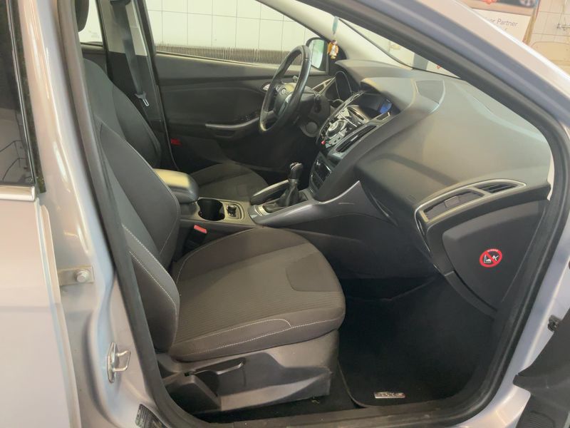 Ford Focus 1.6 Ti-VCT Titanium — zdjęcie 11