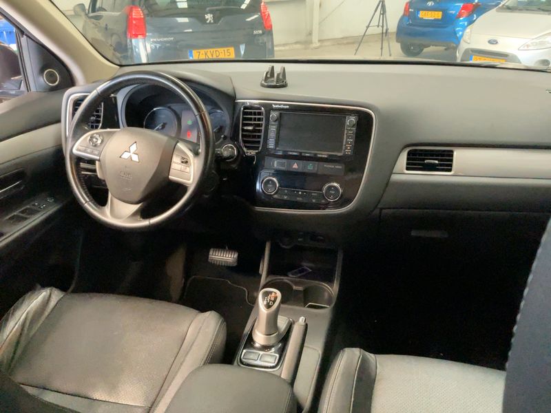 Mitsubishi Outlander 2.0 PHEV PHEV Instyle 4WD — zdjęcie 12
