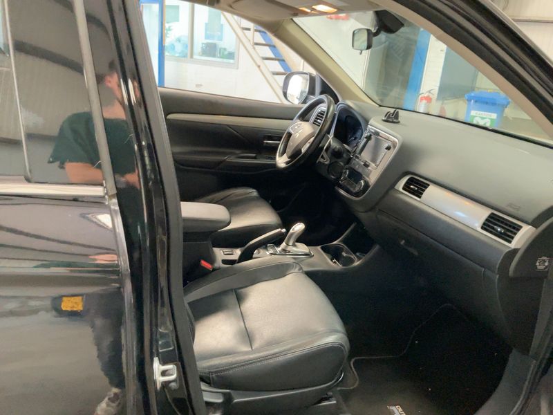 Mitsubishi Outlander 2.0 PHEV PHEV Instyle 4WD — zdjęcie 11