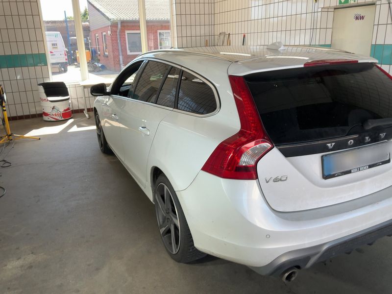Volvo V60 2.0 D3 R-Design — zdjęcie 3