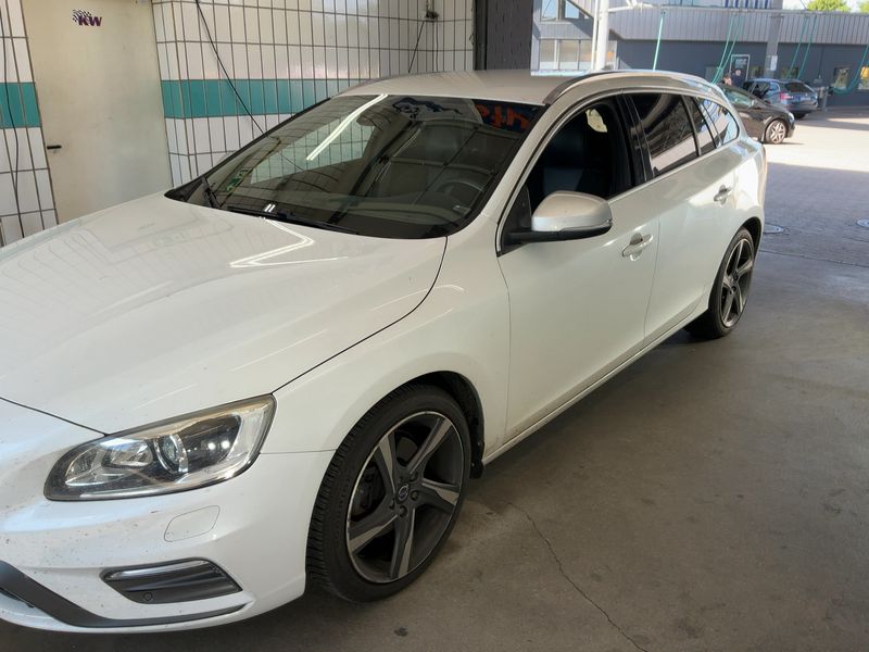 Volvo V60 2.0 D3 R-Design — zdjęcie 2