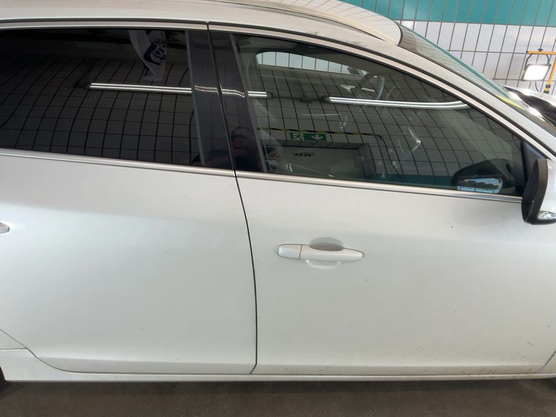 Volvo V60 2.0 D3 R-Design — zdjęcie 7