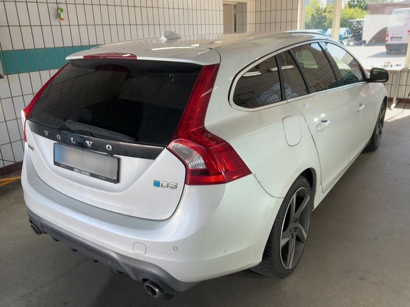 Volvo V60 2.0 D3 R-Design — zdjęcie 6