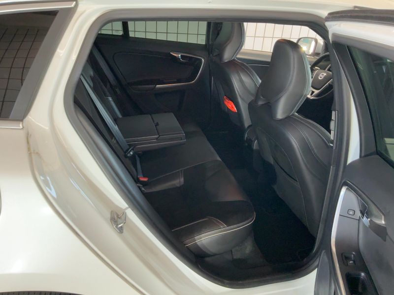 Volvo V60 2.0 D3 R-Design — zdjęcie 14