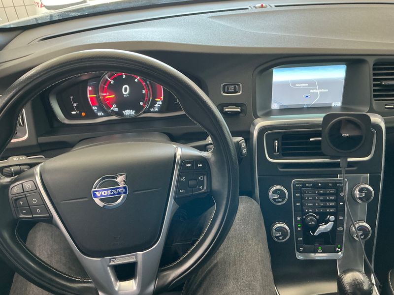 Volvo V60 2.0 D3 R-Design — zdjęcie 12