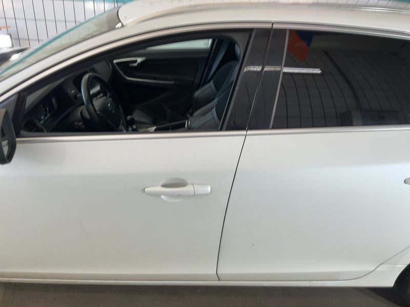 Volvo V60 2.0 D3 R-Design — zdjęcie 4