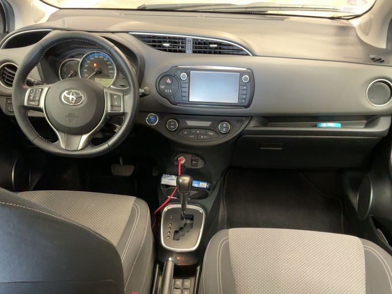 Toyota Yaris 1.5 Hybrid Dynamic 2015 – снимка 17