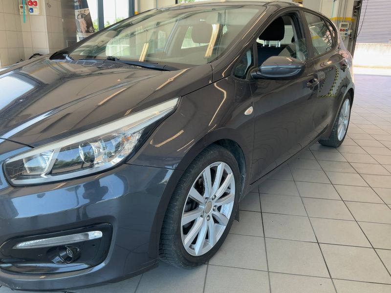 Kia cee'd 1.6 CRDi Active — zdjęcie 2