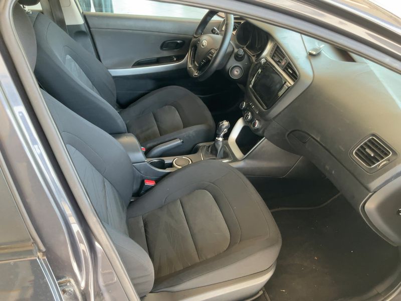 Kia cee'd 1.6 CRDi Active — zdjęcie 11