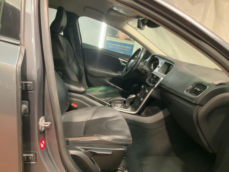 Volvo V40 Cross Country 2.0 D3 Summum — zdjęcie 11
