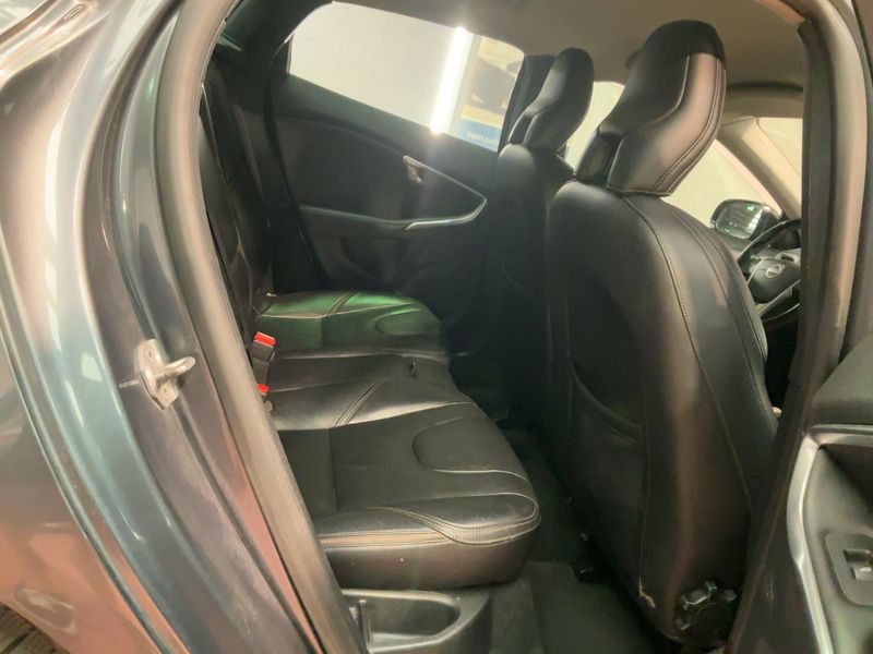 Volvo V40 Cross Country 2.0 D3 Summum — zdjęcie 14