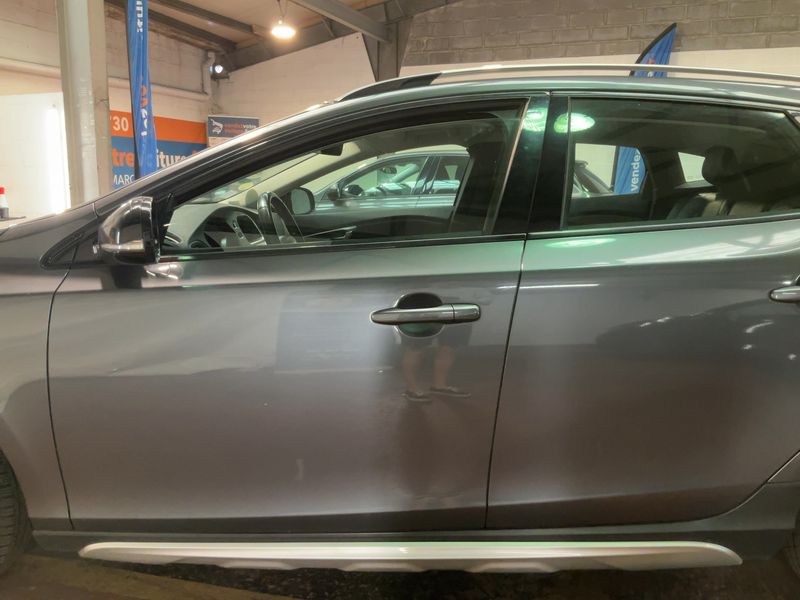 Volvo V40 Cross Country 2.0 D3 Summum — zdjęcie 4