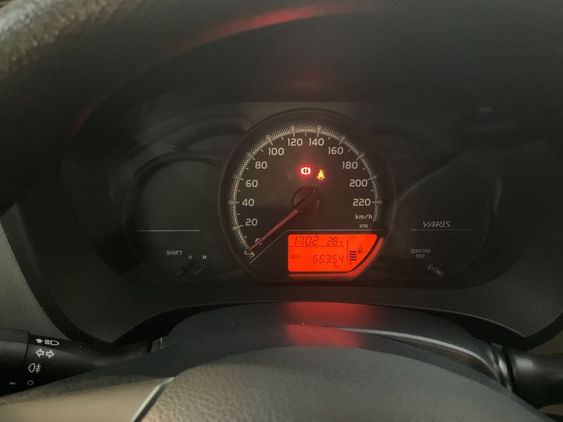 Toyota Yaris 1.0 VVT-i Cool 2015 – снимка 18
