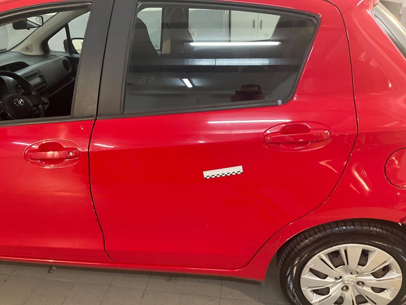 Toyota Yaris 1.0 VVT-i Cool 2015 – снимка 31