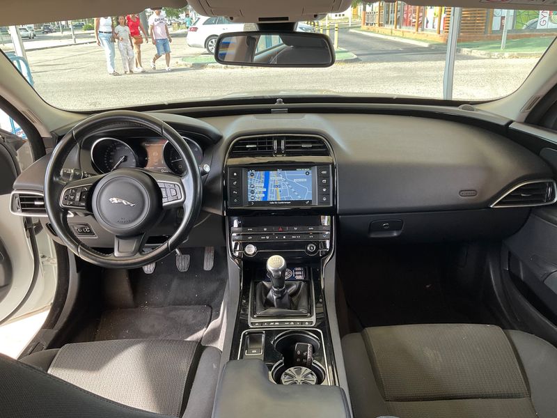 Jaguar XE 20d Pure — zdjęcie 12