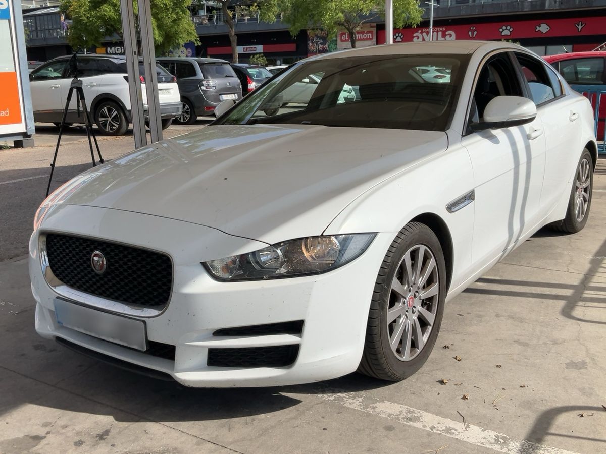 Jaguar XE 2015 — photo 1